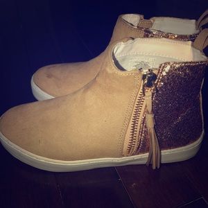 Crazy 8 Tan shoe with gold glitter sides.